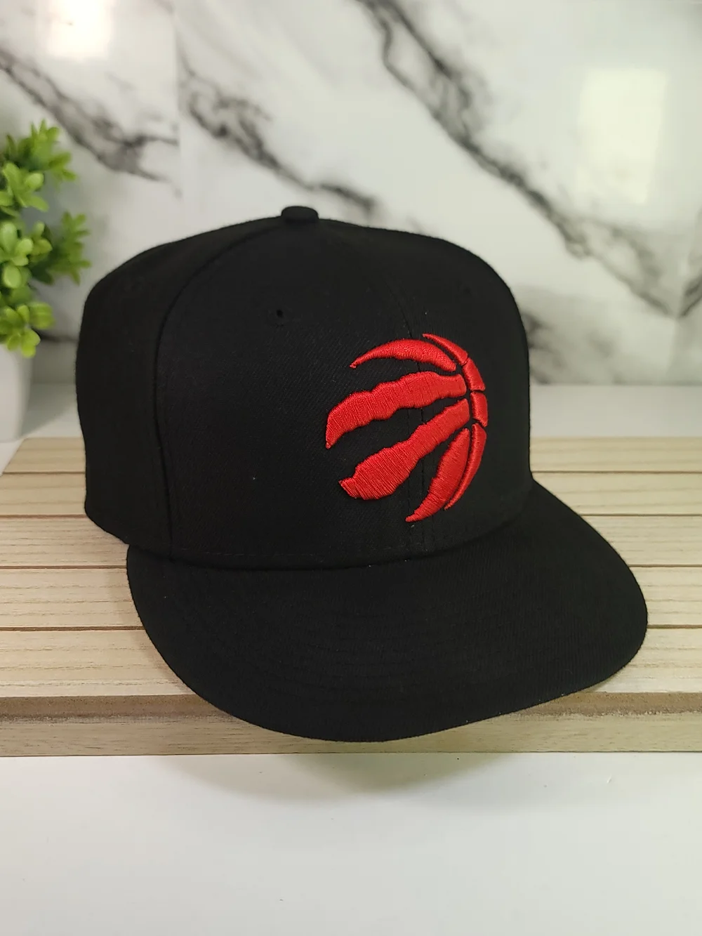 Toronto Raptors Black Cap with Red Embroidered Basketball Red Logo Snapback - Picture 3 of 8